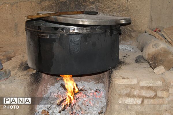 آماده‌سازی حلیم عاشورا در روستای اسحاق‌آبادی نیشابور
