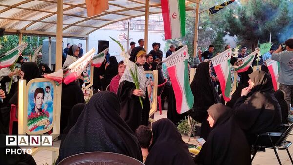 غبارروبی مزار شهدا در گلستان شهدای کهریزسنگ