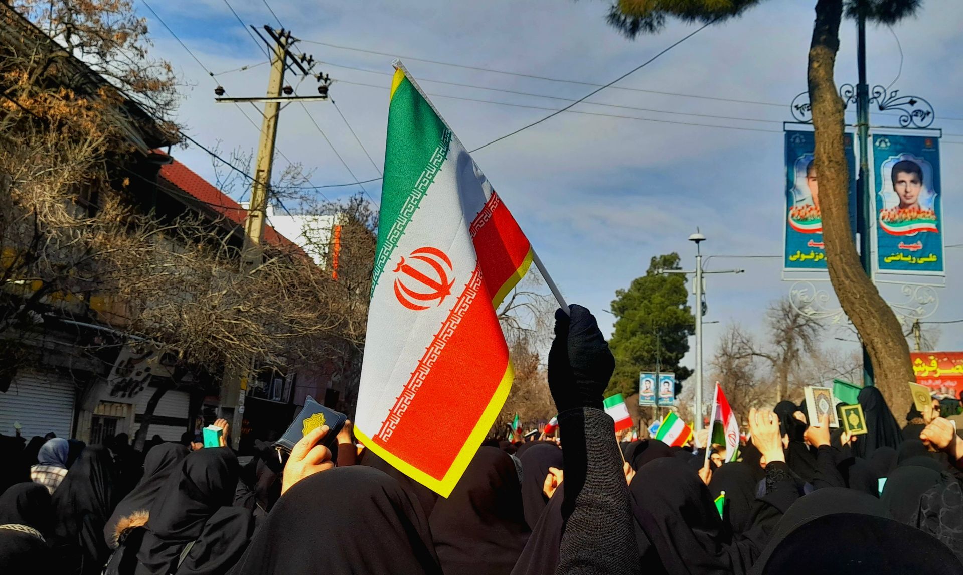 همبستگی یکبارچه مردم غیور و ولایتمدار شهرستان بروجرد در تشییع شهدای امنیت
