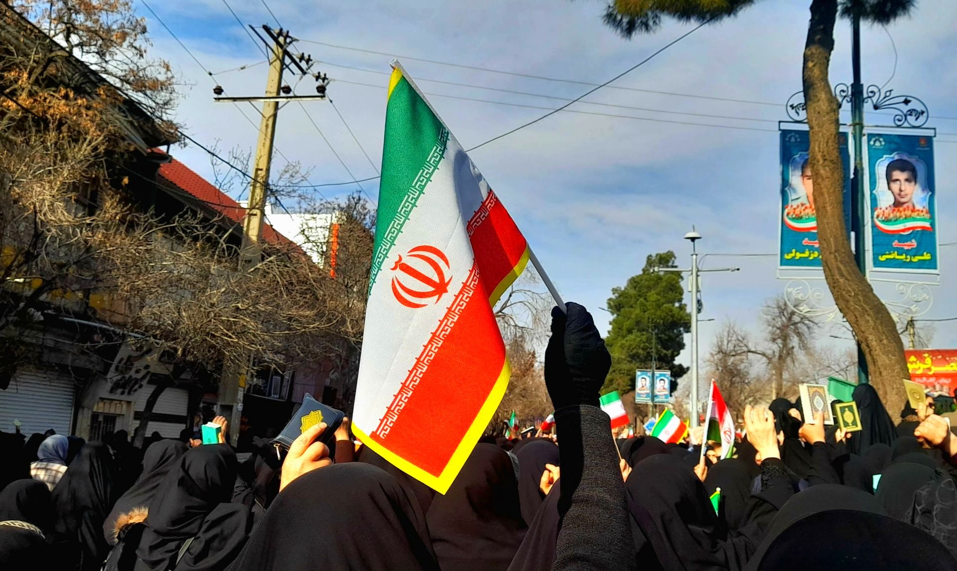 همبستگی یکبارچه مردم غیور و ولایتمدار شهرستان بروجرد در تشییع شهدای امنیت