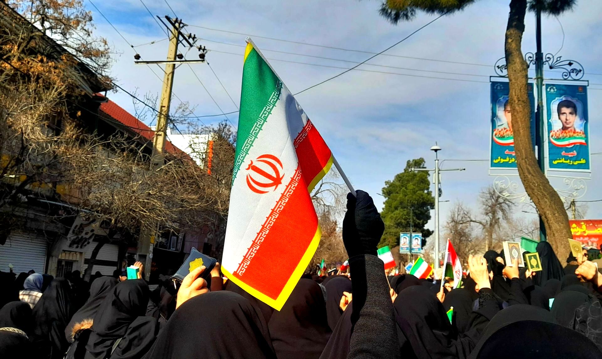 همبستگی یکبارچه مردم غیور و ولایتمدار شهرستان بروجرد در تشییع شهدای امنیت