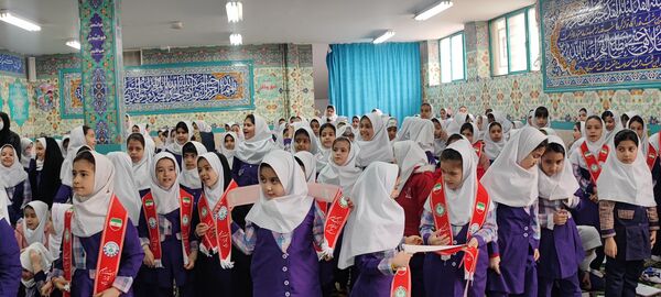 تقسیم مهربانی ها در روز نیکوکاری با حضور مسئولین در مدارس ملارد 