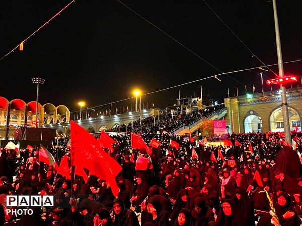 وداع حماسی مردم با شهدای وطن در مصلای تهران
