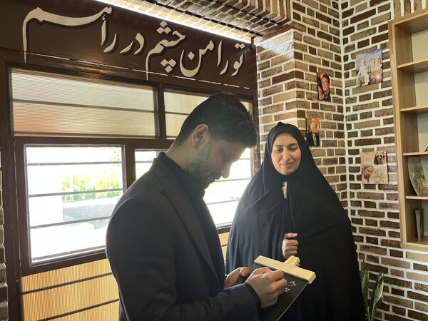 افتتاح کتابخانه راهرویی خلاقانه در دبستان امام خمینی(ره) گناوه