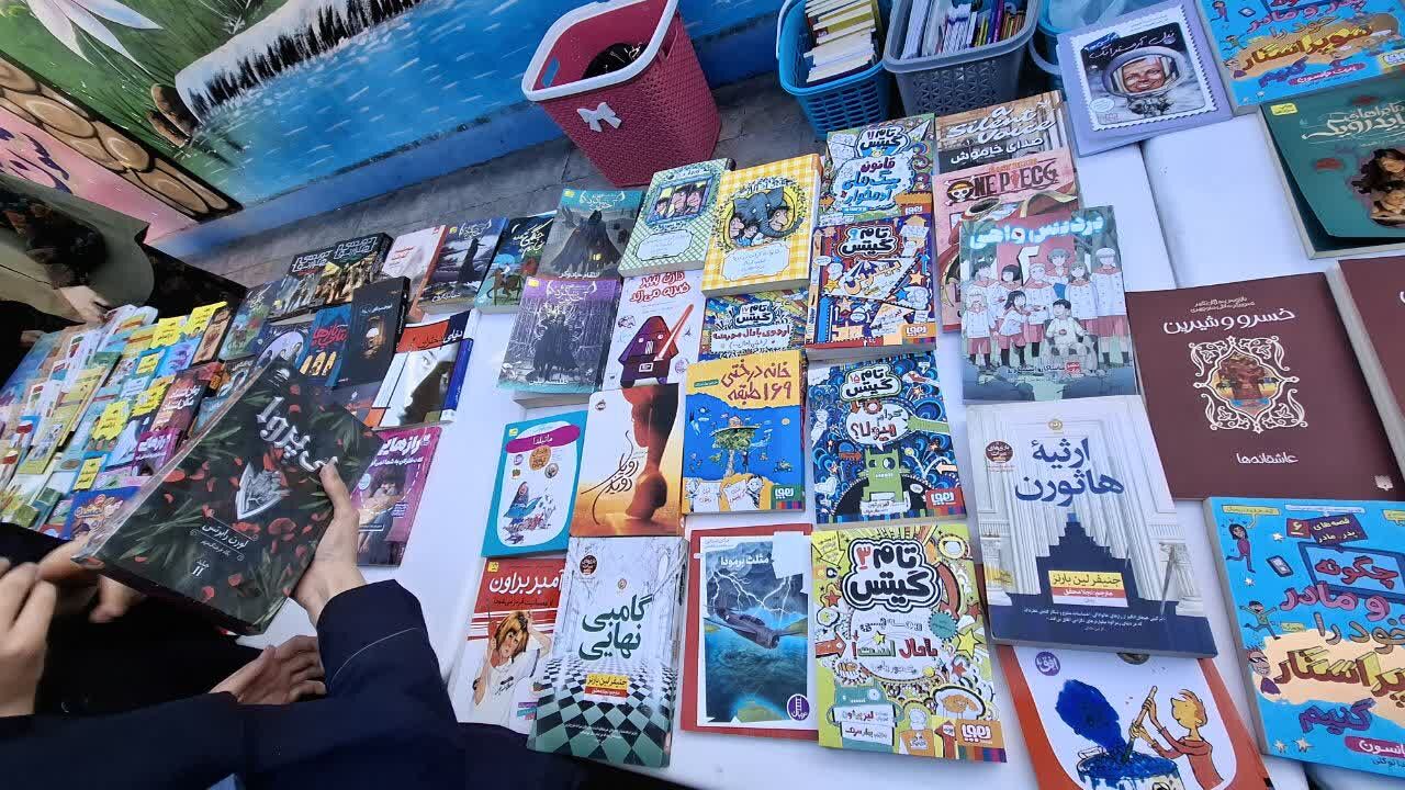 هفته کتاب و کتابخوانی در دبیرستان بهار آزادی قائمشهر