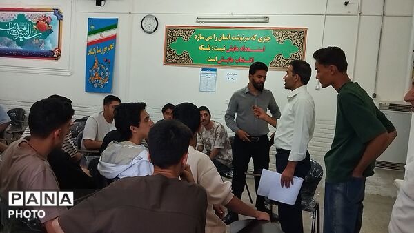 تحویل کتاب های درسی به دانش آموزان در دبیرستان شاهد ابوذر غفاری نیشابور 