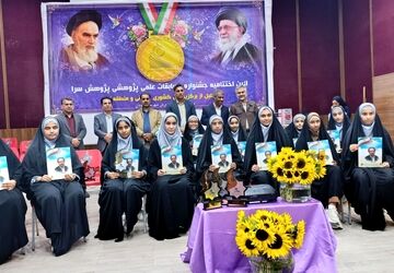تجلیل از دانش‌آموزان برتر ششمین جشنواره علمی -پژوهشی در رودان