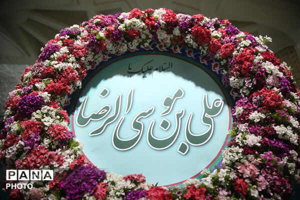 گل آرایی ضریح مطهر حضرت معصومه(س) در شب میلاد امام رضا(ع)