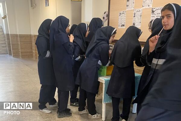 شور و نشاط نهمی‌ها در انتخابات انجمن ورزشی دبیرستان بانو خاکره