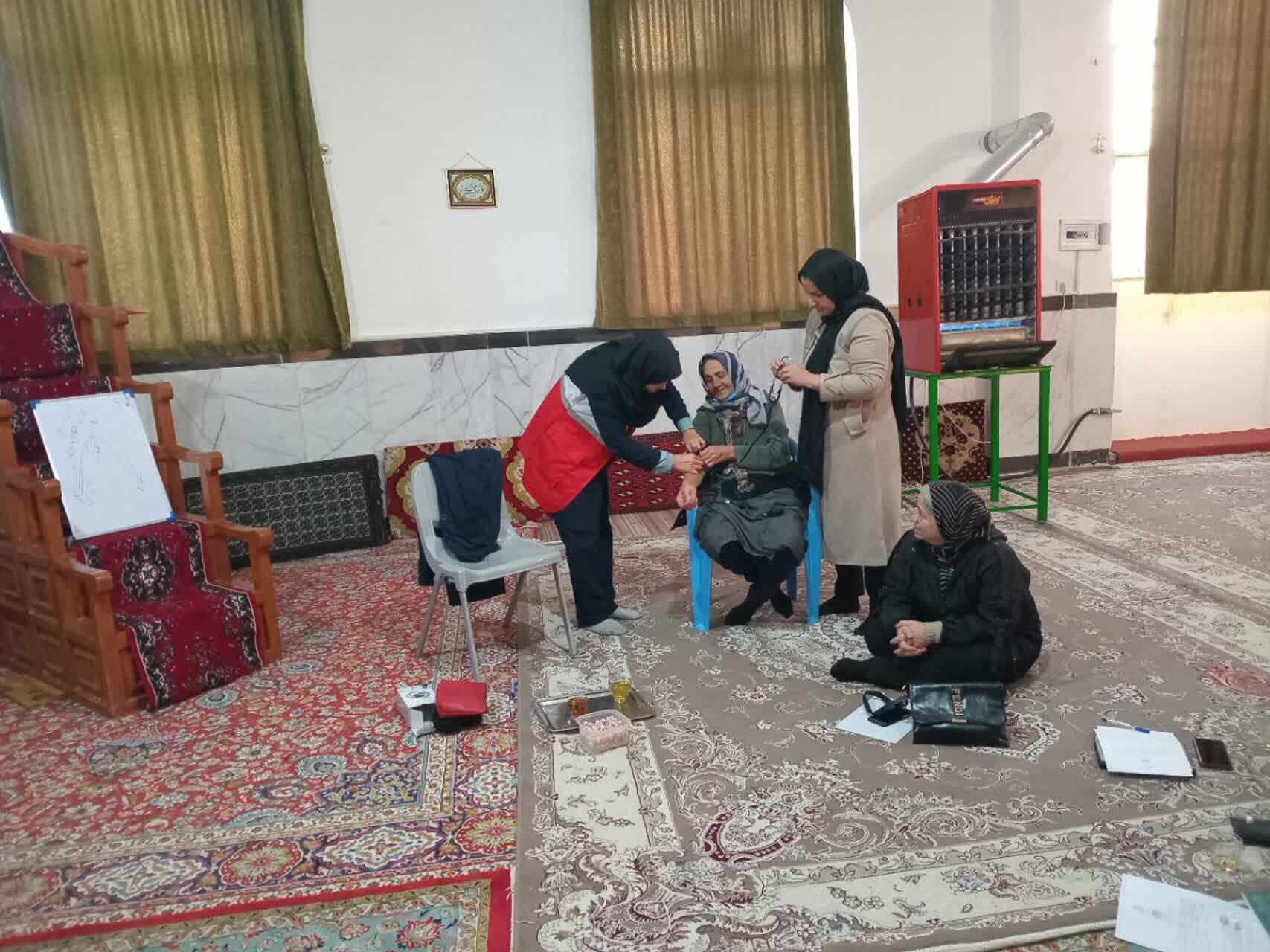 دوره‌ آموزشی‌ هلال‌احمر در پایگاه‌ بسیج مطهره شیروان