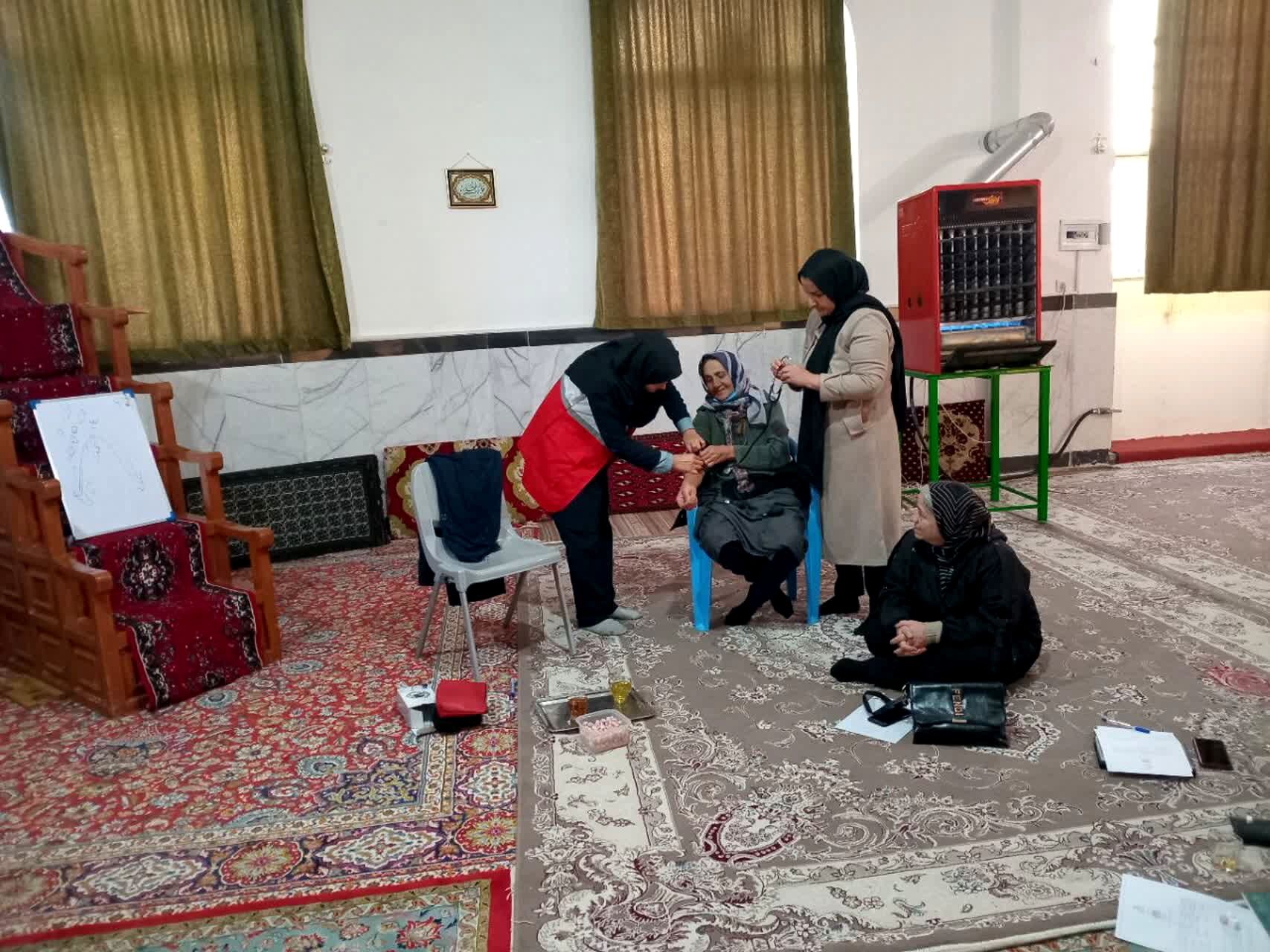 دوره‌ آموزشی‌ هلال‌احمر در پایگاه‌ بسیج مطهره شیروان