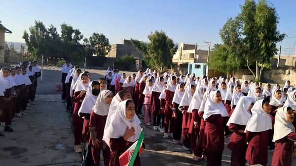 دیدار صمیمانه مأموران نیروی انتظامی با دانش‌آموزان دبستان استقلال 