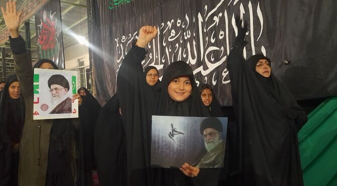 شهر در عزا ایستاده است؛ پرچم هرگز بر زمین نمی ماند 