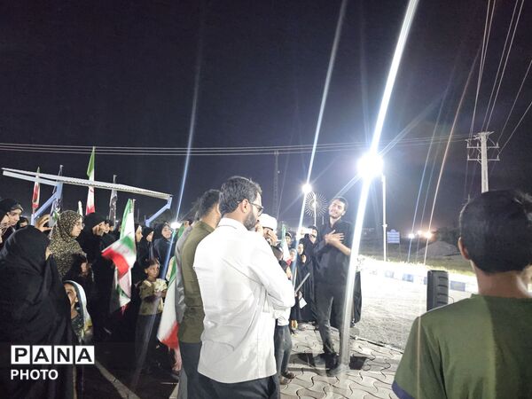 جلوه معنوی در سندرک؛ پرچم متبرک حرم اباعبدالله (ع) و عبای رهبر معظم انقلاب در تجمع مردمی