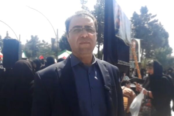  دانش‌آموزان با اجرای سرود «باید برخاست»، عهد خود را با شهدا تجدید کردند