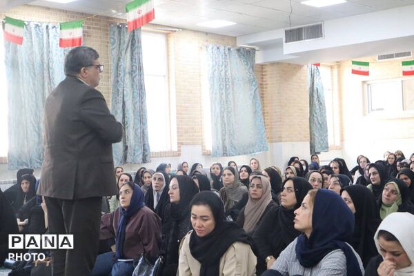 نشست پیشگیری از آسیب‌های اجتماعی در دبیرستان فرهنگ قرچک