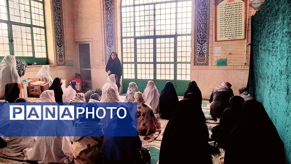 شرکت دانش‌آموزان در نماز جماعت