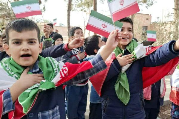 دهه فجر در دبستان‌های باران قشلاق معین‌آباد و شهدای قلعه‌سین پیشوا؛ کودکان روایتگر امید و همبستگی ملی