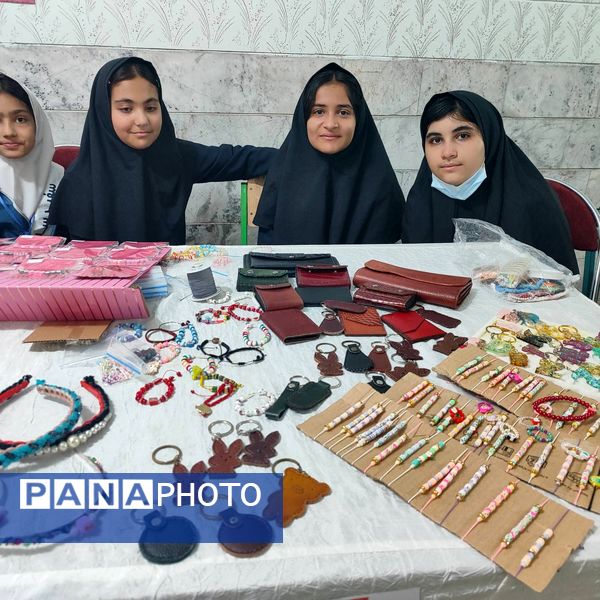  بازارچه کار آفرینی و دست سازه‌های دانش‌آموزی در دبستان دخترانه هدی