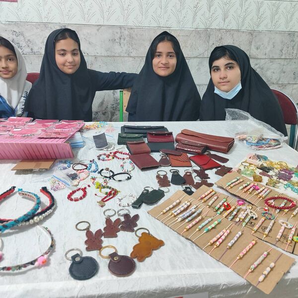  بازارچه کار آفرینی و دست سازه‌های دانش‌آموزی در دبستان دخترانه هدی