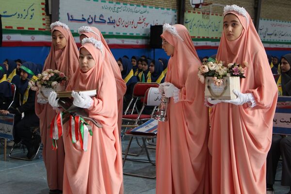 هم‌سرایی هزار نفری دانش‌آموزان یاور انقلاب در اسلامشهر