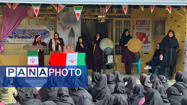 جلوه‌هایی از مراسم دهه فجر در دبیرستان دخترانه ابویی‌نژاد