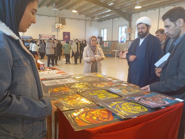 افتتاح نمایشگاه آثار هنری دانش‌آموزان دبیرستان‌های تیتکانلو و مایوان