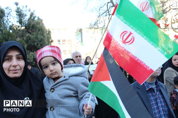  نوجوانان در صف نخست اجتماع مردمی چهلم رهبر شهید