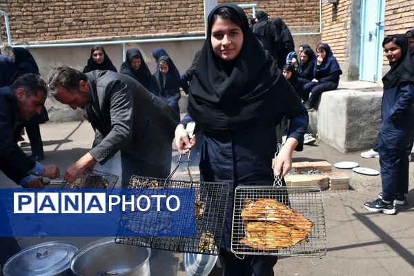 کارگاه طبخ آبزیان در دبیرستان میر فتح‌اله سید زنوزی شهر زنوز 