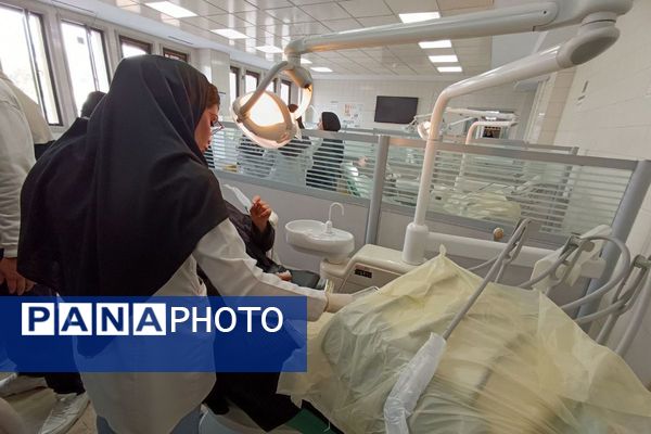 بازدید دانش‌آموزان دبیرستان شهدای علم‌ و فناوری بهارستان دو از دانشکده دندانپزشکی تهران 