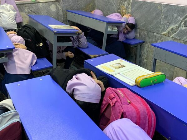 برگزاری مانور زلزله در دبستان فرهنگ منطقه ۱۳
