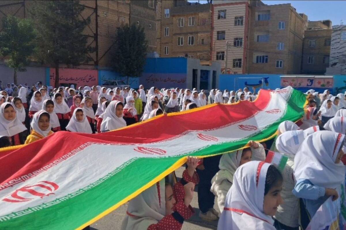  آیین گرامیداشت انقلاب اسلامی در مدارس رباط‌کریم