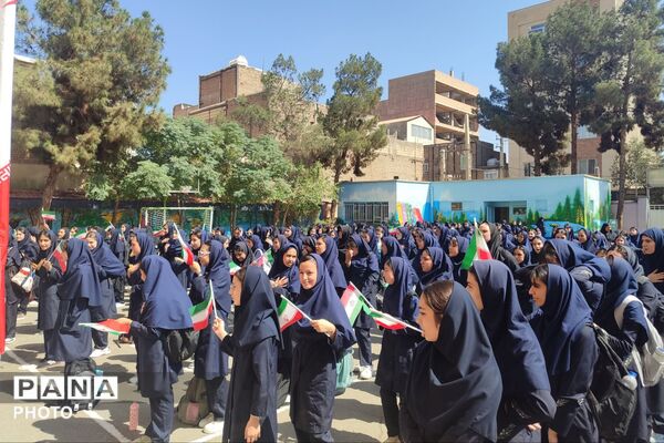 لبخندهای دانش‌آموزان دبیرستان شهید بهرامی در روز نخست مهر