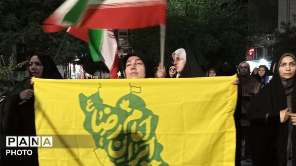 تجمع مردم شهر فردوسیه در دهه امامت در کنار شهدای گمنام