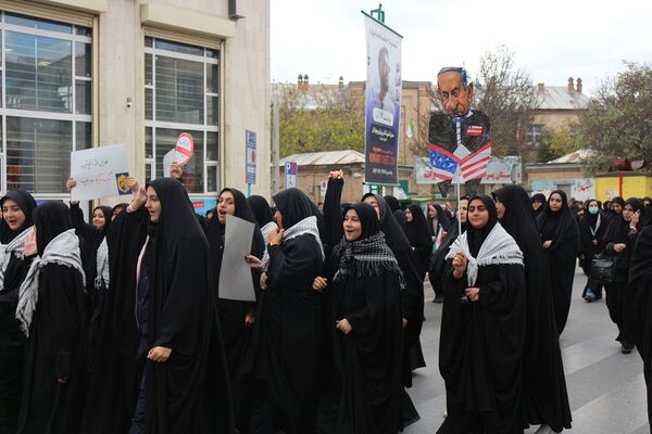 شرکت دانش‌آموزان اردبیلی در راهپیمایی یوم‌الله ۱۳ آبان