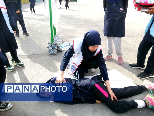 مانور زلزله و آموزش اطفای حریق و ایمن سازی در مدرسه شهید جواهری دو 