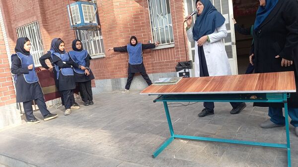 بیست و هفتمین مانور زلزله و ایمنی با شعار "مدرسه ایمن جامعه تاب آور " در دبستان پیام۲ ناحیه یک 