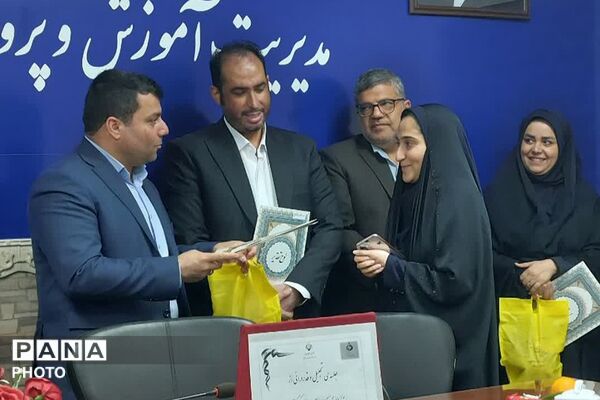 قدردانی از مربیان و مدیران منتخب طرح‌های آموزشی کودکستان‌های شهرستان قرچک