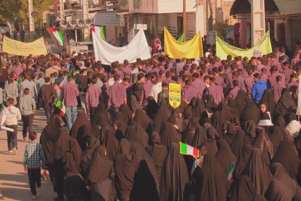 فراشبند صحنه هم‌صدایی مردم و دانش‌آموزان در روز ملی مبارزه با استکبار جهانی 