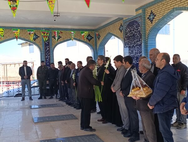 گلباران قبور شهدای شهر سفیددشت به مناسبت دهه فجر