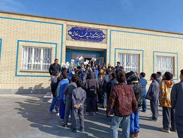 تجلیل از برگزیدگان مسابقات در مدرسه شهید غلامی خلیل آباد 