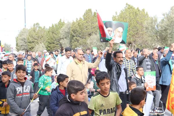 حضور پرشور دانش آموزان ابرکوه در راهپیمایی ۲۲ بهمن