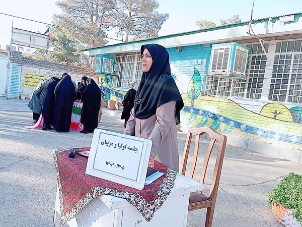 اولین جلسه انجمن اولیا در دبستان توحید 