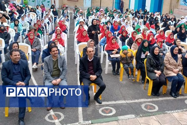 تقدیر از رتبه‌های برتر درسی در دبیرستان سپاهان بهارستان‌دو