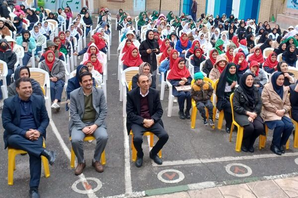 تقدیر از رتبه‌های برتر درسی در دبیرستان سپاهان بهارستان‌دو