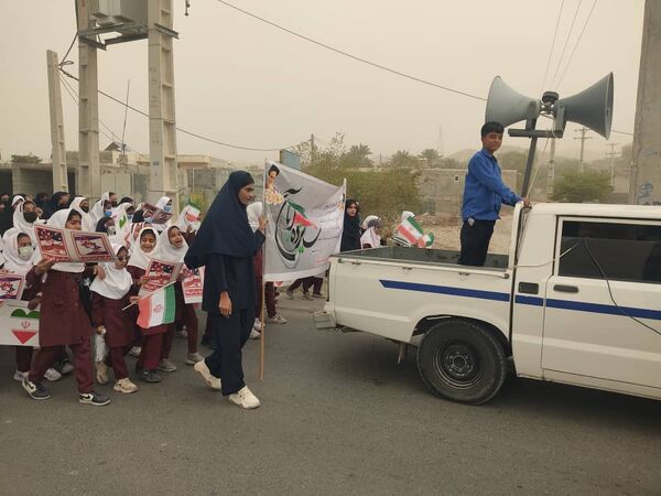 دانش آموزان امروز پرچم داران استقلال و عزت فردا 