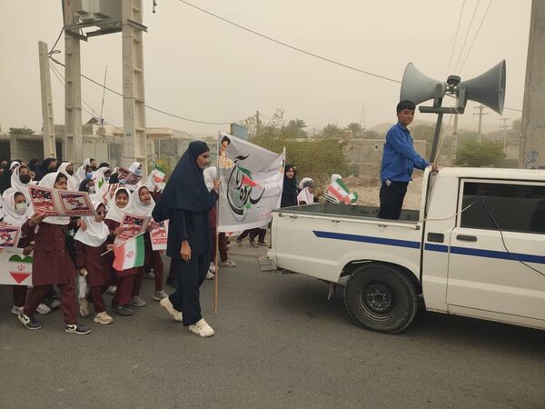 دانش آموزان امروز پرچم داران استقلال و عزت فردا 