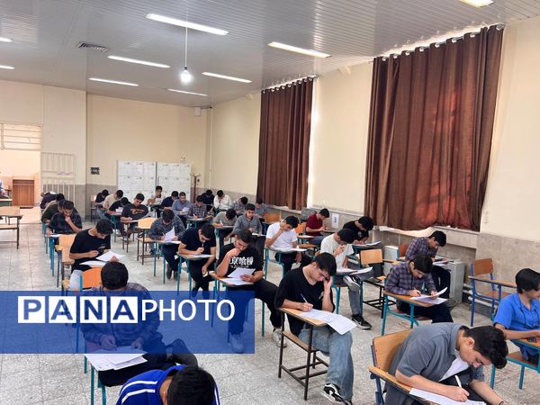 حال و هوای امتحانات نهایی در حوزه‌های دبیرستان‌های اصفهان