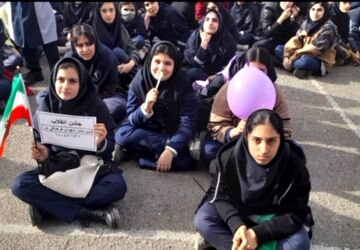 تجلیل از دانش‌آموزان برتر در مراسم یوم‌الله مدرسه شهدای فرهنگی۲
