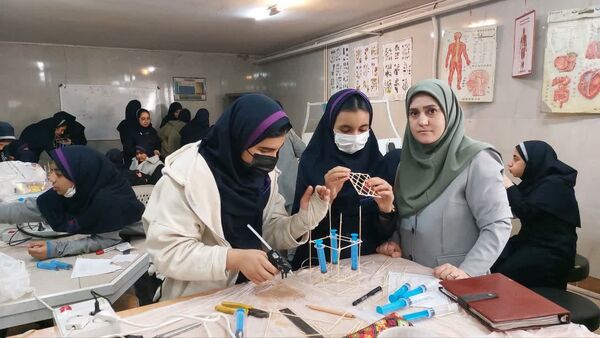 کارسوق سازه های سرنگی در دبیرستان دخترانه شاهدبحرینیان ناحیه۴ اصفهان